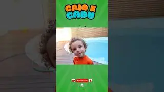 MINHA MÃE BRINCA DE SER VENDORA DE BOIAS PARA BRINCAR NA PISCINA BOIAS GIGANTES #shortsvideo #shorts