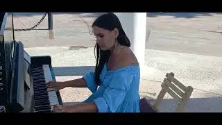 Девушка Света играет на пианино "The Cranberries" - Zombie. Петрозаводск 15 августа 2023.