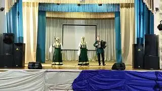 На скамеечке с подружкой мы сидели вдвоём