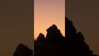 Чимни (песчаные скалы) на рассвете возле озера Аббе.