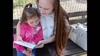 В рамках акции «Читаем всей семьёй» мамы читают детям стихотворения Валентины Новичихиной
