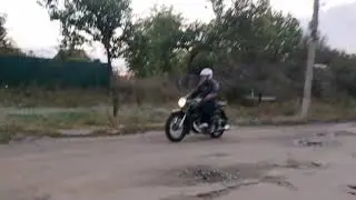 иж 49 едет по селу.