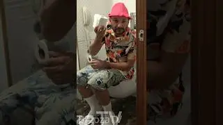 Janusz pakuje wszystko z pokoju hotelowego