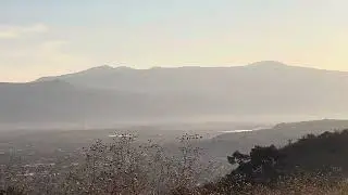 El mono malo paseo ciclista para apreciar el paisaje