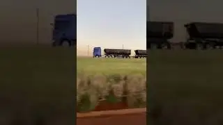 Carreta Scania azul acelerando