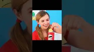 Девушка ест пирожные.