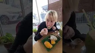 #german first time trying fresh coconut & mango sticky rice in #malaysia #melaka #trending #fyp