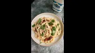 Cheesy Linguine with sundried tomatoes and peas!