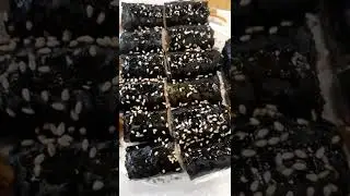 이런 김밥 봤어? 꼬마김밥이야. 백년국수집