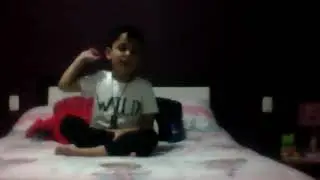 Mostrando brinquedos com a minha irmã