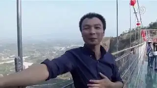 Самый длинный стеклянный мост в мире открылся в Китае новости