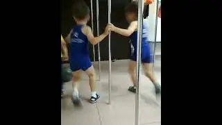 юные гимнасты играют в футбол