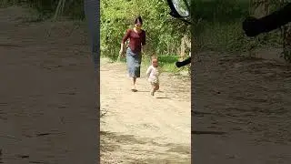 🍀這是新疆喀什地區農村的一對維吾爾族母子。春暖花開，陽光燦爛，草木如家，愛意瀰漫。生活就是這樣，你愛什麼，就會呈現你所愛的樣子～