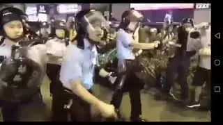 8月25日，香港警方首次向示威者发射实弹现场