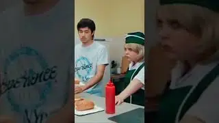 откусила сосиску 