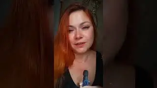 Ребенок разговаривает с изображением ангела