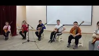 Амалия Мильдзихова учится играть мелодию танца "Симд" в ансамбле