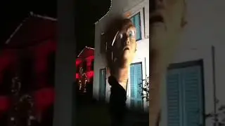 Дед Мороз ловит мешок с подарками и с игрушками.