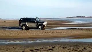 Hummer H3, покатушка по берегу Усы / Driving Hummer H3 along the river beach (HD)