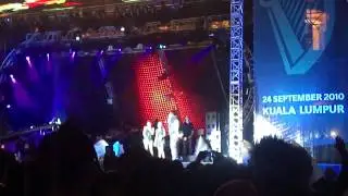 Sean Kingston performing Beautiful Girl to 2 girls at Arthurs Day