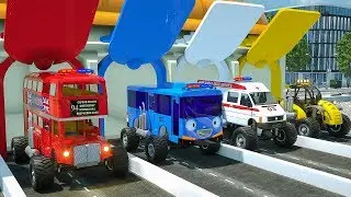 Autobús, ambulancia y puente pasando puente