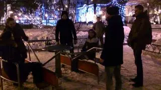 Зима, холода, карусели и толпа.