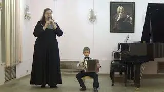 Играет ансамбль (категория "Учитель - ученик") Ключникова Надежда и Фенин Даниил