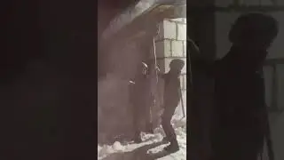 СНЕГ С КРЫШИ НА ГОЛОВУ 