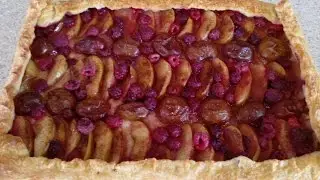 Quick Fruit and Berry Pie. Puff pastry pie with fruit and berries.