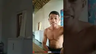 Pria Kekar Berotot Sixpack Lagi Santai Pamer Badan Berotot