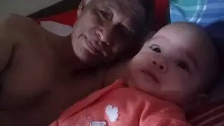 2017 09 03 Mengacah2 Zayna sambil bagi minum susu ibunya dalam botol