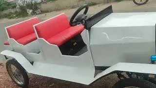 খুব সুন্দর একটি মডেলের পুরাতন গাড়ি।