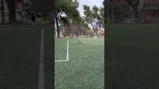 Я играю в футбол со своим братом и незнакомым мальчиком