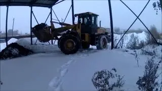 КАК ЗА ГОРОДОМ ПОГРУЗЧИК СНЕГ ЧИСТИТ