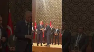 Ödülümüzü devletin en yüksek makamından aldık.