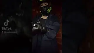 Девушка в зеленом шлеме с косичкой