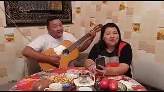 «Ты у меня одна словно в ночи луна…» казахи поют под гитару! Муж и жена дуэт.