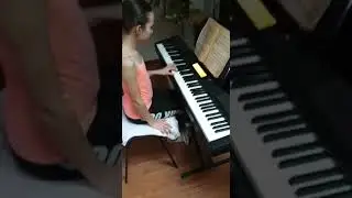 Амелли учимся играть на пианино