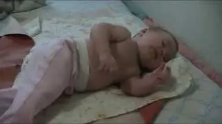 Когда ребенок начинает переворачиваться на бочок