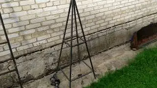 Самодельная опора для вьющихся цветов.
