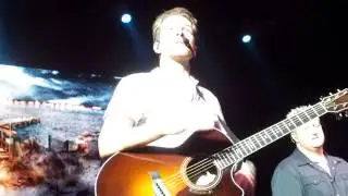 Rascal Flatts talking to the crowd in Live in London