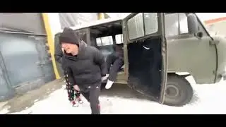 Питарда в уазике. Закрыли друга в машине