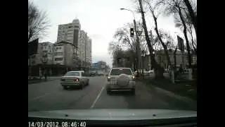 Таксист проехал на красный и сбил