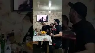Молодец , от души поет …..