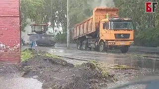 В Белорецке дорожники укладывали асфальт во время ливня