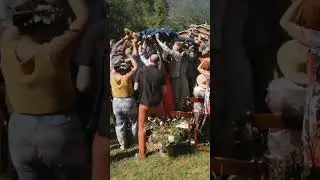 Crowd Goes WILD for This Groom’s Unforgettable Entrance! 