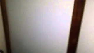 Une blonde se fait prendre dans les toilettes en traître  (