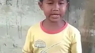 SI PENIRU BURUNG KICAU!! seorang anak di kabupaten BLORA lihai bersiul menirukan suara burung kicau.