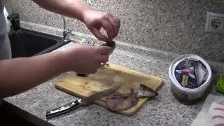 Как очистить селедку от костей. Лайфхак.