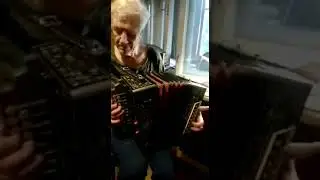 Гармонь Хорошилова Н.Д./Сборка мастера Бурова Николая Ефимовича/Играет гармонный мастер Акулин П.И.